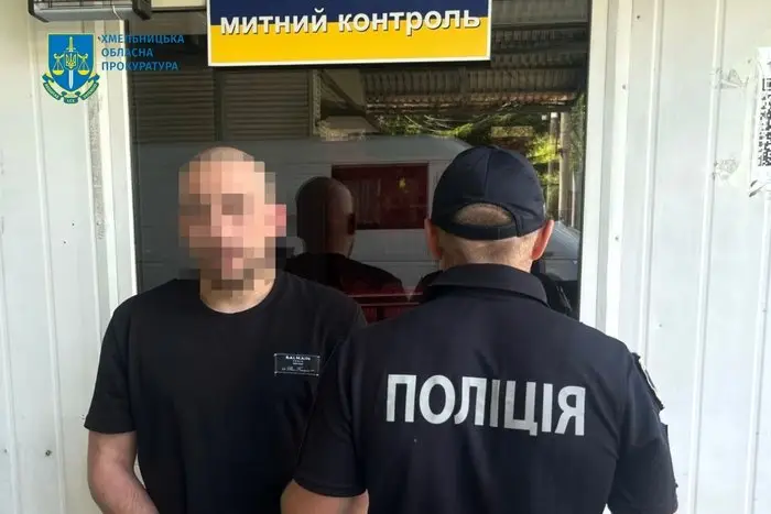 З Польщі до України: підозрюваного у підпалі фермерського господарства екстрадували на Хмельниччину