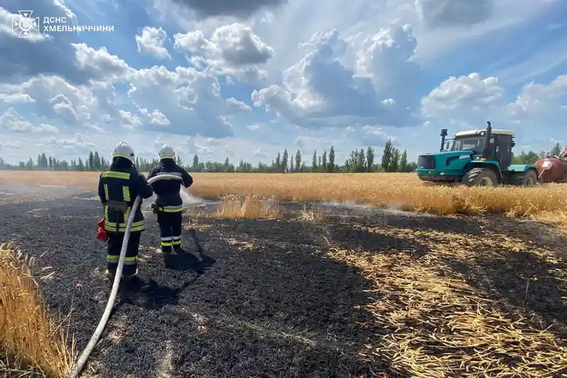 Пожежа на полі під Кам’янцем-Подільським: врожай вдалося врятувати