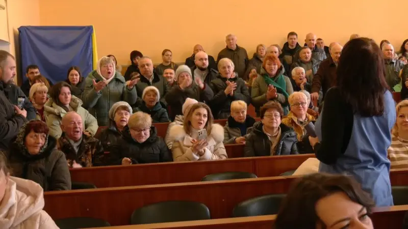 У Хмельницькій районній раді зірвалась сесія: рішення щодо передачі лікарні серцево-судинному центру відклали