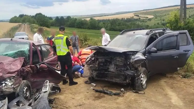Троє постраждалих у ДТП за добу: на Хмельниччині травмувалися водії легковиків і скутера
