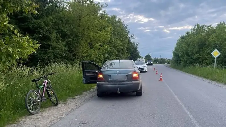 У Хмельницькому районі автомобіль збив 12-річну велосипедистку: дитина у лікарні
