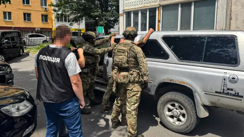 На Хмельниччині затримали чоловіка, який за 14 тисяч доларів організовував незаконний виїзд військовозобов’язаних за кордон