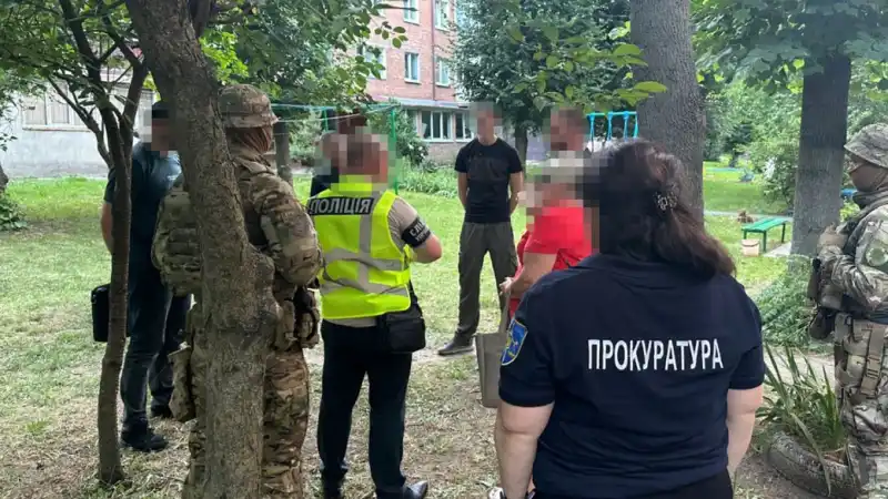 На Хмельниччині двоє чоловіків вимагали 100 тисяч доларів неіснуючого боргу: їм оголошено підозру