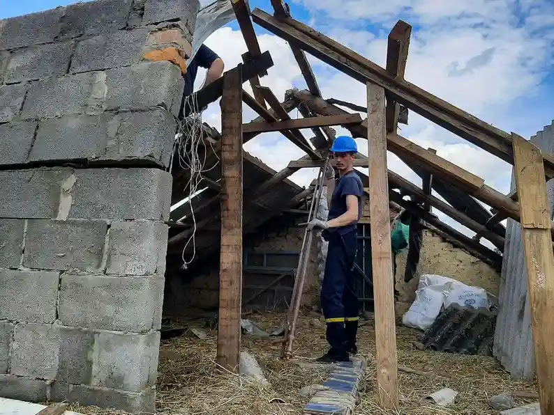 Стихія на Хмельниччині: у Красилівській громаді ліквідовують наслідки потужного буревію
