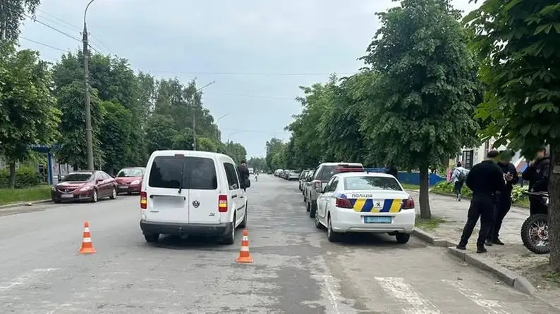 У Шепетівці на пішохідному переході автомобіль травмував жінку