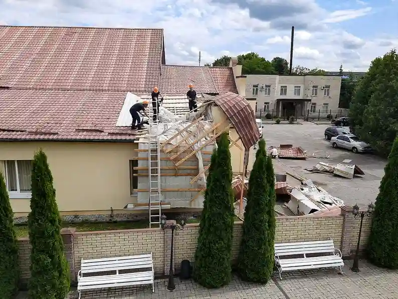 Стихія на Хмельниччині: буревій пошкодив десятки будинків та освітніх закладів