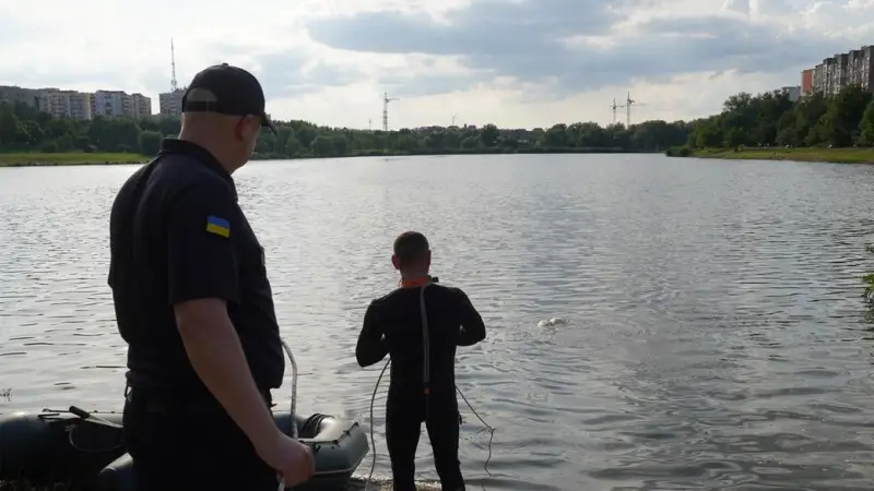 У Хмельницькому з водойми витягли тіло 55-річного чоловіка